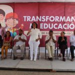 Entrega Gobierno de Acapulco butacas y pizarrones a planteles educativos