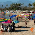 Disfrutan turistas la Semana Santa en playas de Ixtapa-Zihuatanejo